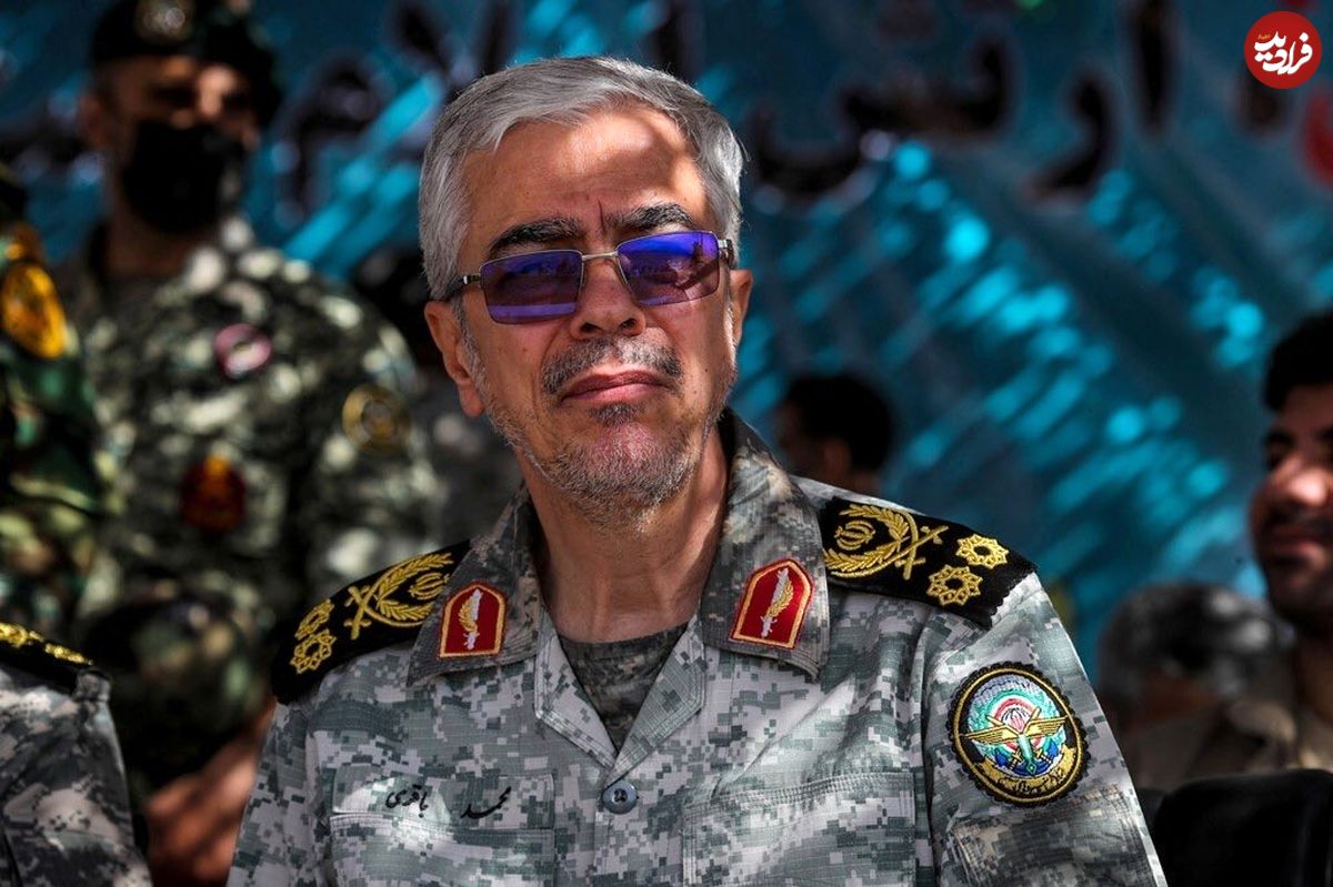 عکس؛ سفر در زمان؛ «سرلشکر باقری» در یک جلسه نظامی در زمان جنگ؛ دهه 60