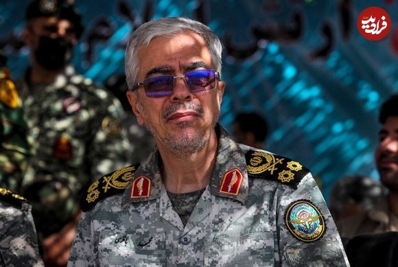 عکس؛ سفر در زمان؛ «سرلشکر باقری» در یک جلسه نظامی در زمان جنگ؛ دهه 60