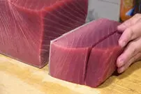 (ویدئو) نحوه برش و پخت درخشان و ماهرانه ماهی تن باله آبی 300 کیلوگرمی 