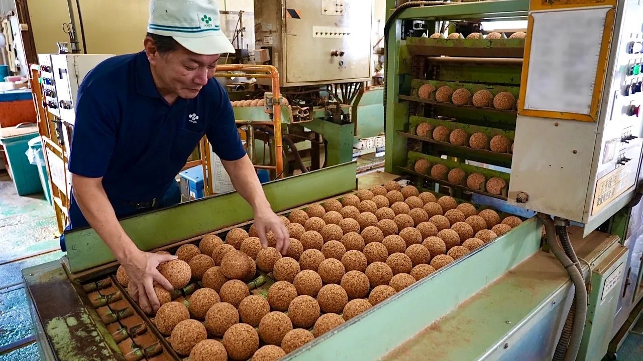 (ویدئو) ببینید ژاپنی ها چگونه صدها هزار توپ بیسبال را در کارخانه تولید می کنند