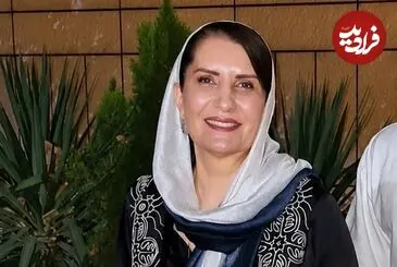 عکس| سفر زمان؛ «فریبا کوثری» در 26 سالگی با چادر در بازار اصفهان؛ سال 71