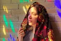 عکس| سف زمان؛ بالا رفتن گربه‌ها از سر و کول «بهنوش طباطبایی» در کافه؛ سال 1403
