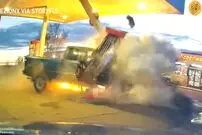 (ویدئو) تصادف شدید یک وانت با پمپ بنزین؛ راننده زن مجروح شد
