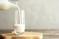 هرگز شیر را با این ۱۱ ماده غذایی نخورید!