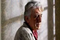 جملات تند رضا کیانیان به یکی از تماشاگران تئاتر: ما جان می‌کنیم شما تلگرام چک کنید 