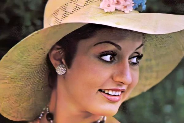 عکس| سفر در زمان؛ «فائقه آتشین» با لباس پلنگی در زمستان 1351