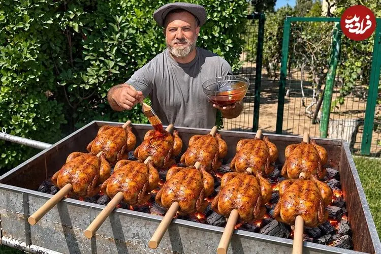 ببینید| غذای روستایی در آذربایجان؛ کباب کردن مرغ با آناناس روی آتش
