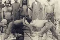 عکس| سفر زمان؛ تمرین کشتی‌گیرهای دوران قاجار در یک باغ