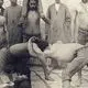 عکس| سفر زمان؛ تمرین کشتی‌گیرهای دوران قاجار در یک باغ