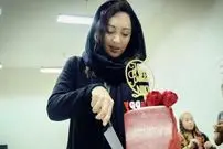 عکس| سفر زمان؛ تیپ و چهرۀ «نیکی کریمی» در پشت‌صحنۀ «شیفت شب»