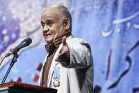 عکس| سفر زمان؛ تیپ و چهرۀ «اکبر عبدی» در پشت‌صحنه «سیرک بزرگ»؛ 35 سال قبل