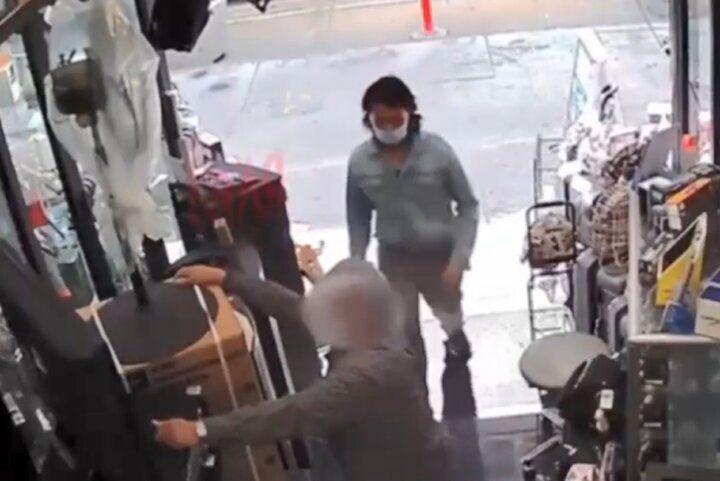 (ویدیو) حمله وحشیانه یک عابر پیاده به یک مغازه‌دار با چاقو