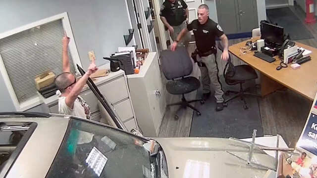 ( ویدیو) تصاویر باورنکردنی از حمله یک شهروند با خودروی شخصی به اداره پلیس!