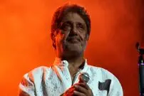 عکس| سفر زمان؛ «حسن شماعی زاده و داریوش» در حال قدم زدن در تهران؛ دهه 50
