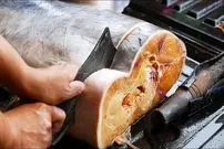 ببینید| غذای خیابانی در تایلند؛ برش زدن گربه ماهی و تهیه دو نوع غذا با آن در بانکوک