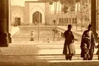 عکس| سفر به ایران قدیم؛ عکس یادگاری مردان قاجاری در «چهل‌ستون اصفهان»