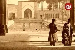 عکس| سفر به ایران قدیم؛ عکس یادگاری مردان قاجاری در «چهل‌ستون اصفهان»
