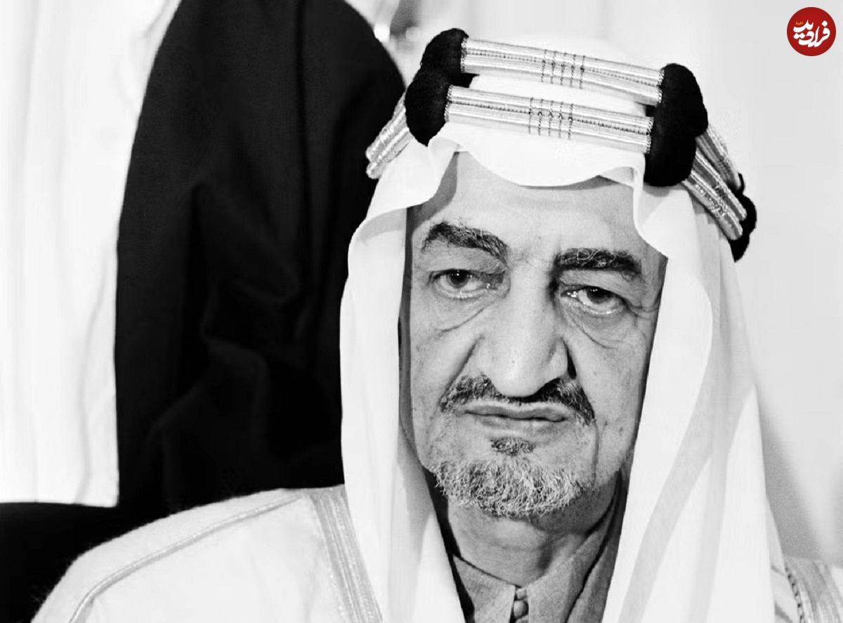 عکس؛ سفر در زمان؛ «ملک فیصل» پادشاه سوم عربستان در حال پیاده شدن از هواپیما در لندن؛ سال 1317
