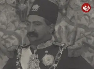 عکس| سفر زمان؛ ژست پسر ناصرالدین شاه در کنار دیواری که با «شاخ شکار» تزیین شده است