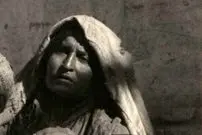 عکس| سفر به ایران قدیم؛ زن فقیر و دو فرزندش در کنار یکی از کوچه‌های تهران؛ 100 سال قبل