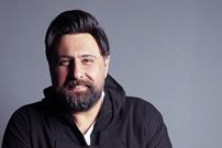 ببینید؛ ادای احترام محمد علیزاده به همسرش روی صحنه کنسرت