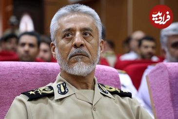 عکس؛ سفر در زمان؛ «دریادار سیاری در کنار دو رزمنده روی عرشه کشتی»؛ دهه 60