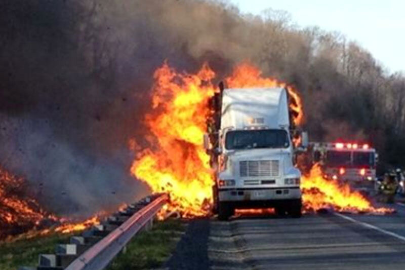 ( ویدیو) کامیون آتش گرفته در حال حرکت وحشت همه را برانگیخت!
