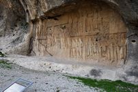عکس؛ سفر به تاریخ؛ بساط استراحت مردان قاجاری در کنار نقش‌برجستۀ ساسانی؛ یک قرن قبل