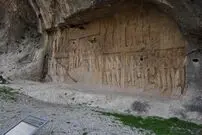 عکس؛ سفر به تاریخ؛ بساط استراحت مردان قاجاری در کنار نقش‌برجستۀ ساسانی؛ یک قرن قبل