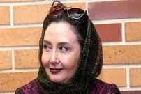 عکس| سفر زمان؛ چهرۀ «کتایون ریاحی» بعد از دریافت جایزه در جشن حافظ؛ 23 سال قبل