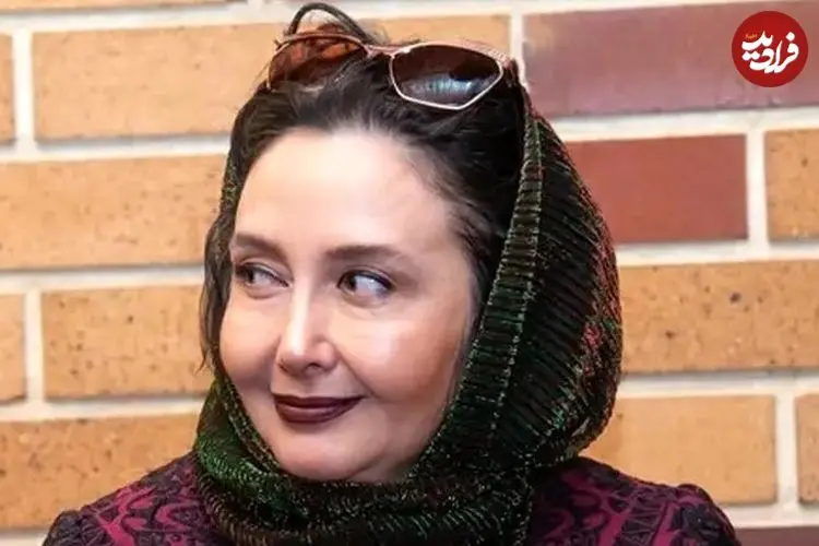 عکس| سفر زمان؛ چهرۀ «کتایون ریاحی» بعد از دریافت جایزه در جشن حافظ؛ 23 سال قبل