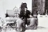 عکس| سفر به ایران قدیم؛ غش کردن «آبدارچی مظفرالدین شاه» و تلاش درباریان برای سرحال آوردن او