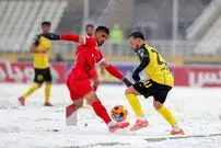 عکس| توپ رنگی و پارو در بازی پرسپولیس زیر برف