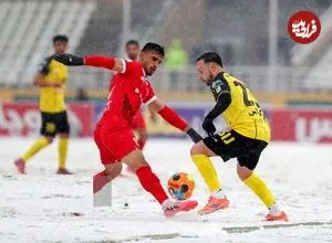 عکس| توپ رنگی و پارو در بازی پرسپولیس زیر برف