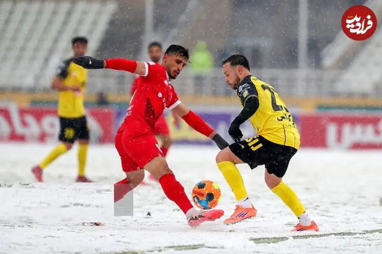 عکس| توپ رنگی و پارو در بازی پرسپولیس زیر برف