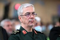 عکس؛ سفر به تاریخ؛ «سرلشکر باقری» در منزل پدری بعد از شهادت برادرش؛ سال 1361