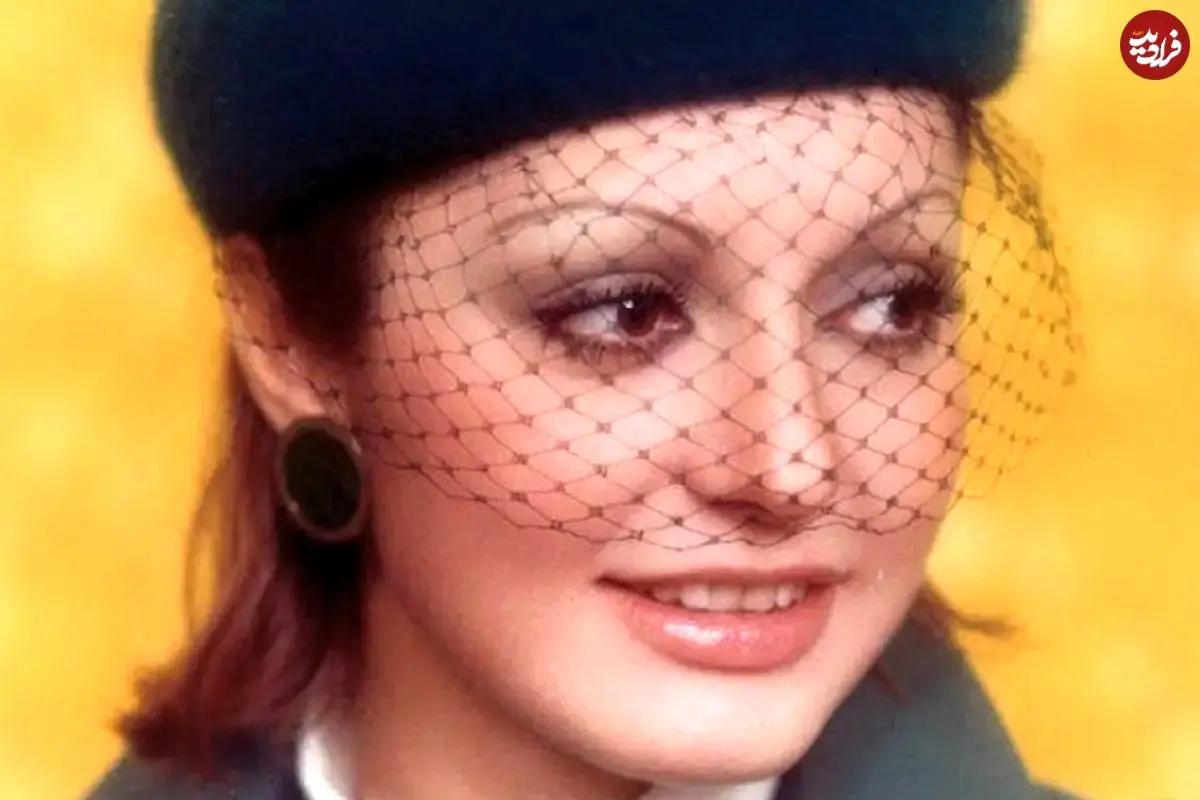 عکس| سفر در زمان؛ ژست «گوگوش» روی یک صندلی در میان خیابان ولیعصر؛ سال 52