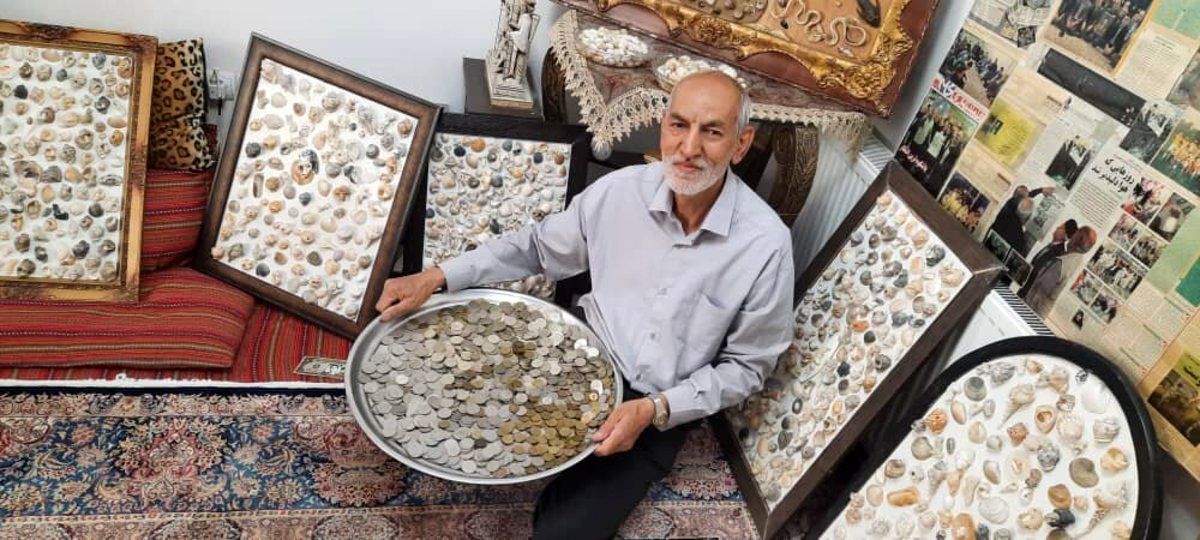(تصاویر) مردی با یک سینی پر از سکه‌های قدیمی و عتیقه