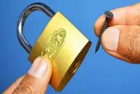 (ویدئو) با یک پیچ ساده و بدون کلید، قفل را در 4 دقیقه بازکنید
