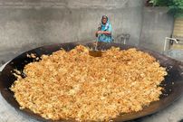 ببینید؛ غذای روستایی در هند؛ پخت نودل تند با سبزیجات توسط مادر بزرگ روستایی