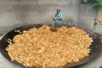 ببینید؛ غذای روستایی در هند؛ پخت نودل تند با سبزیجات توسط مادر بزرگ روستایی