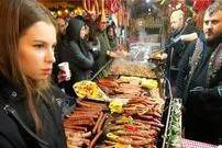 ببینید| غذای خیابانی در رومانی؛ پخت سوسیس، استیک و سیب زمینی سرخ کرده در بخارست