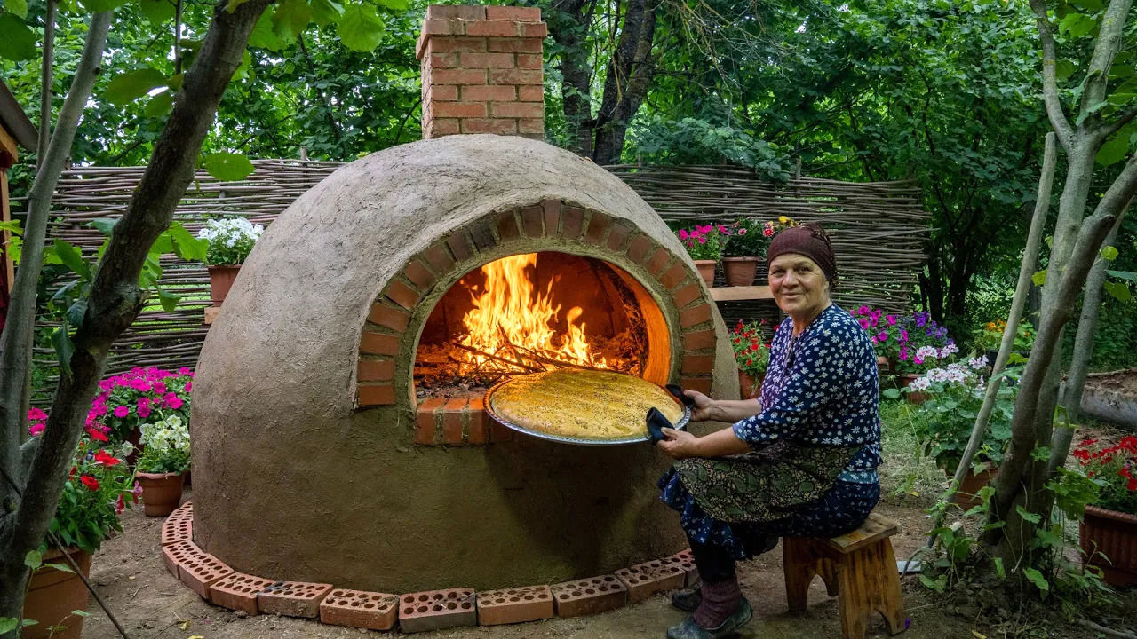 (ویدئو) فرآیند ساخت تنور و پختن نان در آن به روش یک بانوی روستایی آذربایجانی 