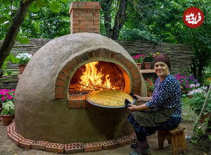 (ویدئو) فرآیند ساخت تنور و پختن نان در آن به روش یک بانوی روستایی آذربایجانی 