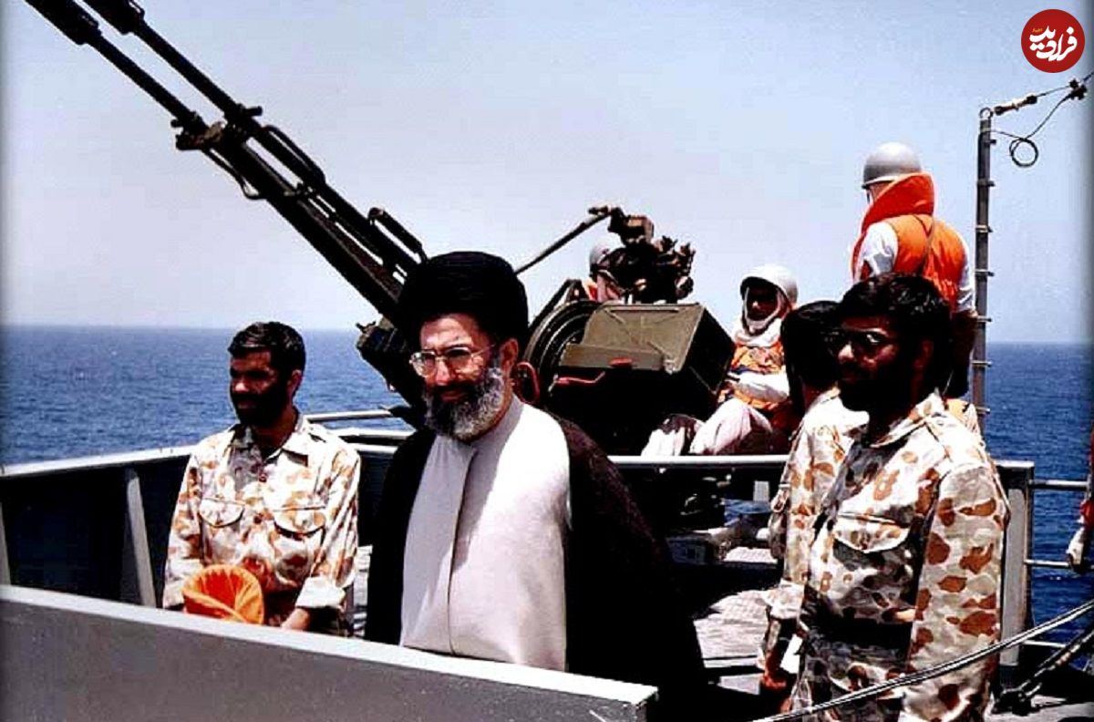 عکس؛ سفر در زمان؛ «احمد کاظمی با کلت و رهبر انقلاب با لباس ارتش در جبهه»؛ دهه 60