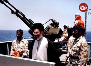 عکس؛ سفر در زمان؛ «احمد کاظمی با کلت و رهبر انقلاب با لباس ارتش در جبهه»؛ دهه 60