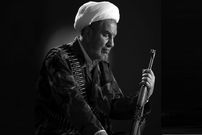 عکس؛ سفر به تاریخ؛ عکس خاص «آیت‌الله حسنی، امام جمعه ارومیه» با کلت کمری در جبهه