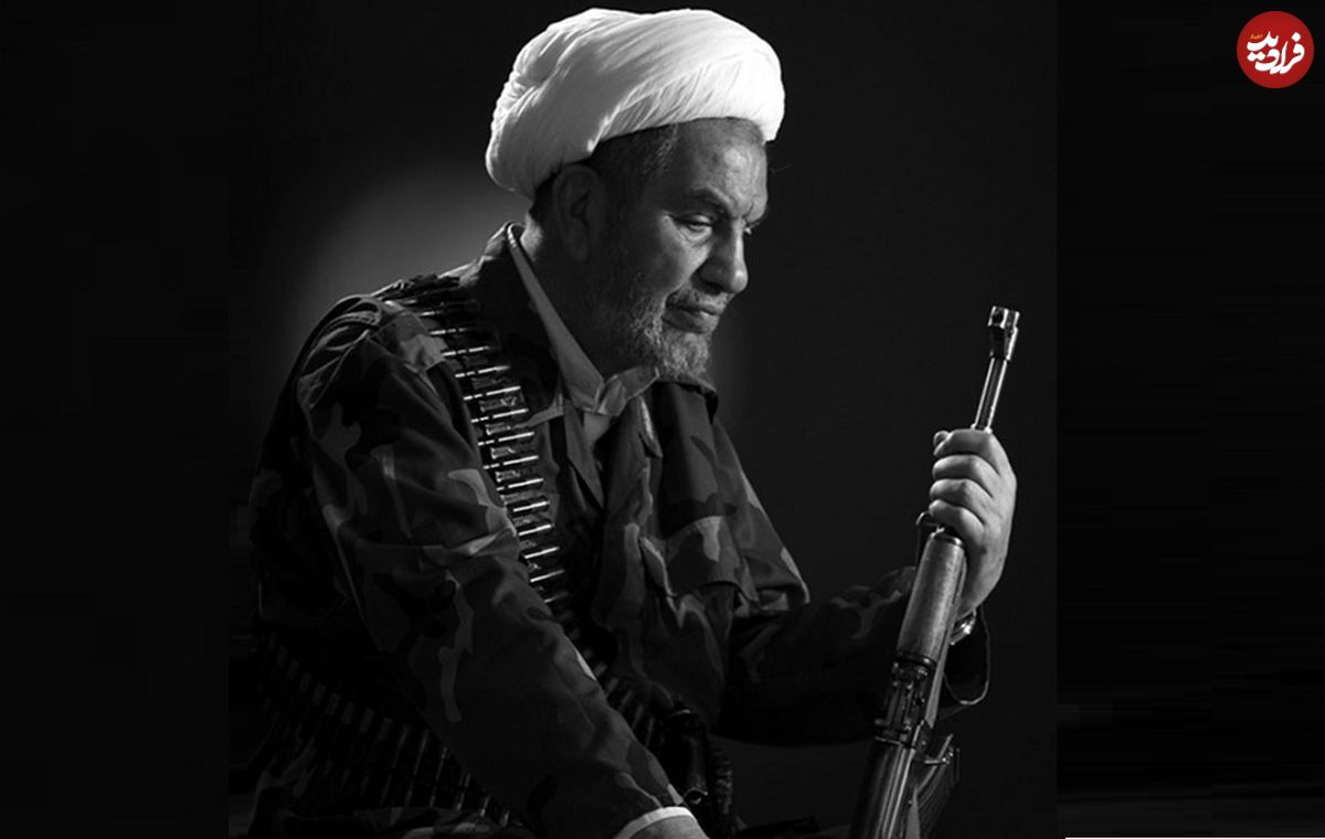 عکس؛ سفر به تاریخ؛ عکس خاص «آیتالله حسنی، امام جمعه ارومیه» با کلت کمری در جبهه