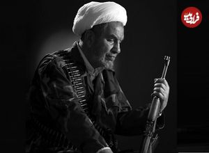عکس؛ سفر به تاریخ؛ عکس خاص «آیت‌الله حسنی، امام جمعه ارومیه» با کلت کمری در جبهه