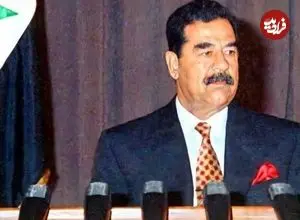 عکس| سفر در زمان؛ «صدام» در حال شمشیر کشیدن در مقابل خبرنگاران؛ دهه 70 شمسی